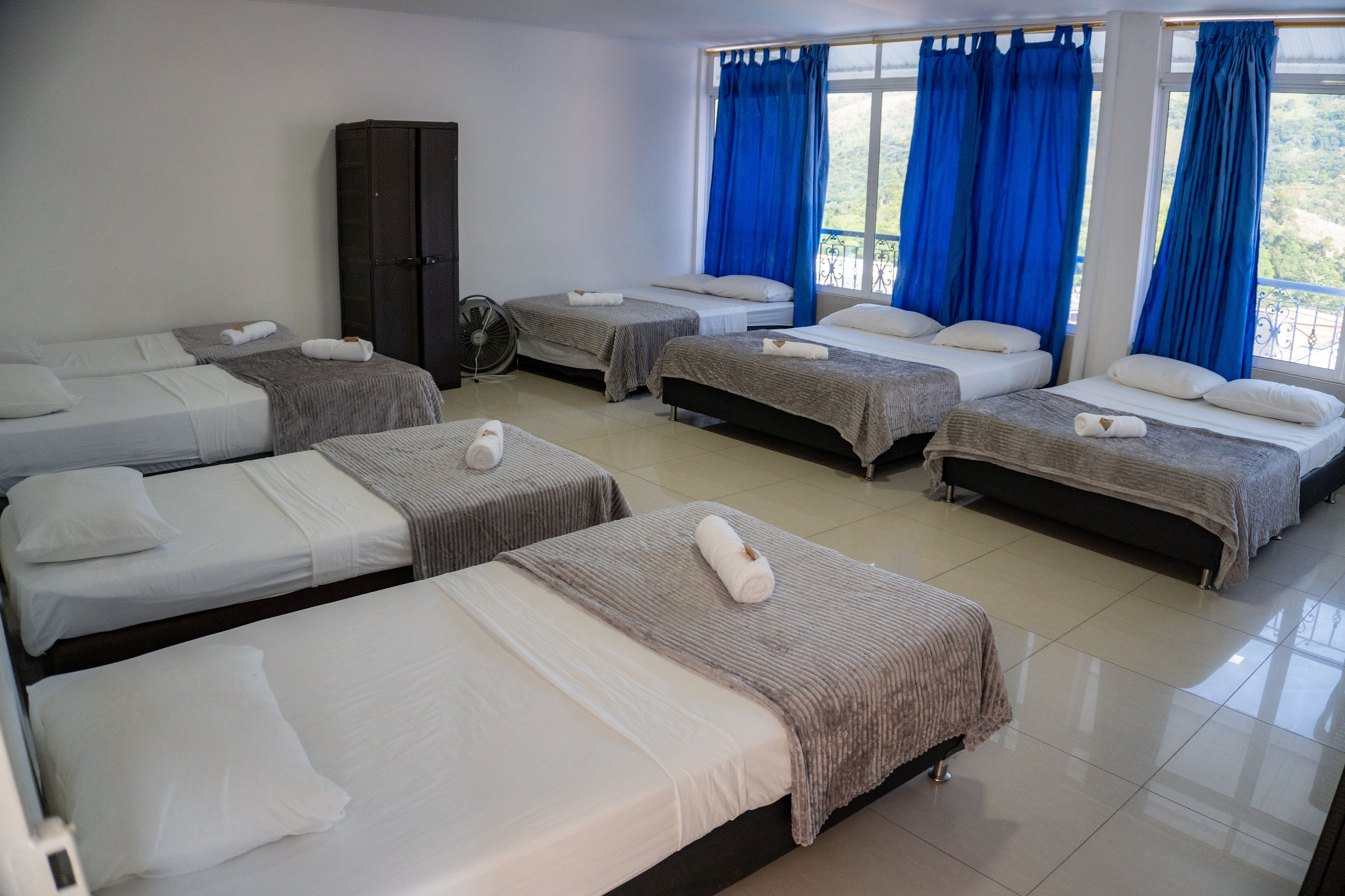 HABITACIÓN CON AIRE ACONDICIONADO